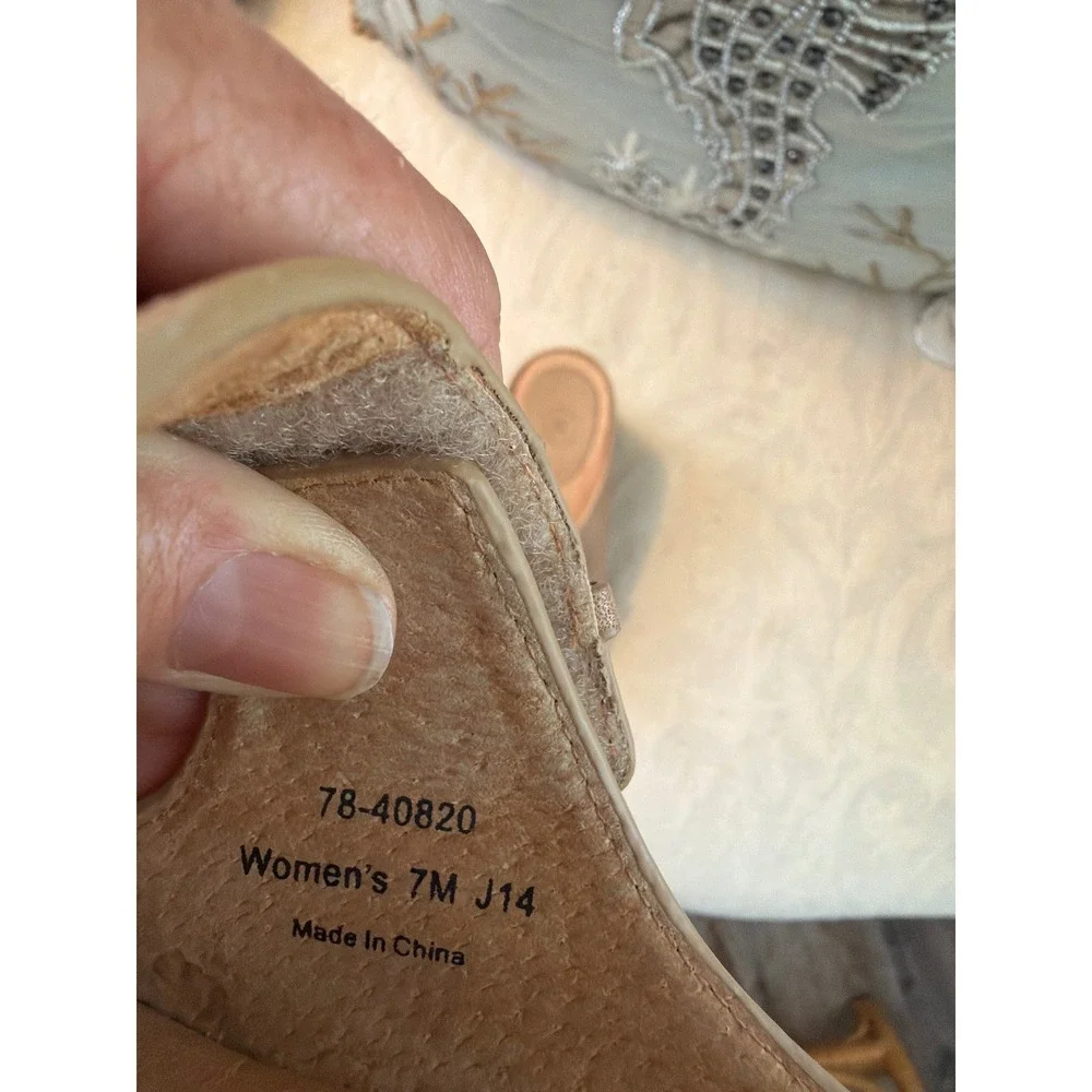 JOHNSTON & MURPHY. TRICIA GOLD WEDGE SLIDE SIZE 7